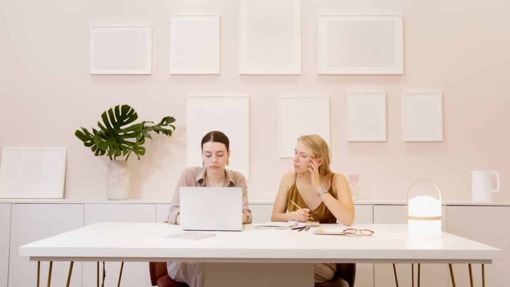 friends working together