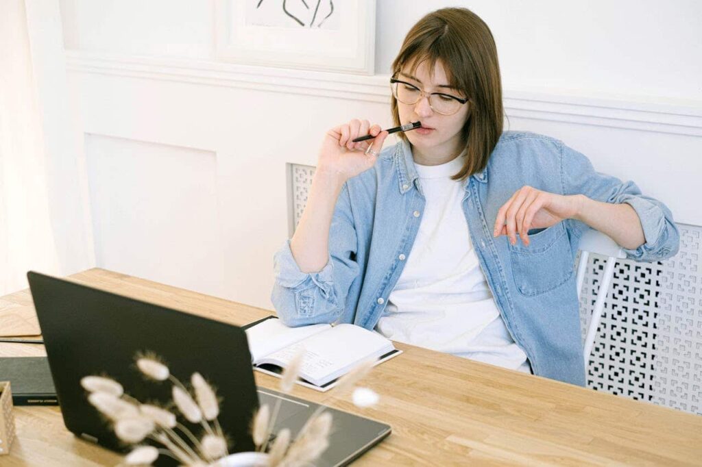 A woman who focuses on work