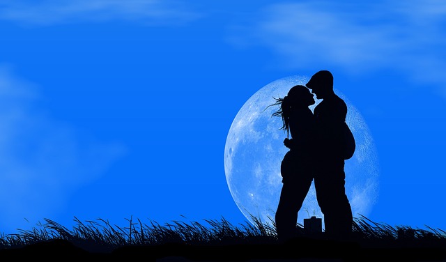 Silhouette of a couple hugging before a full moon | Trusted Astrology